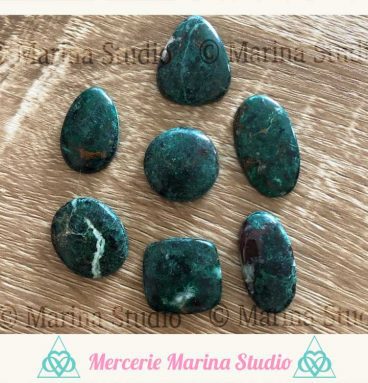 Lot de 7 cabochons en chrysocolle vert