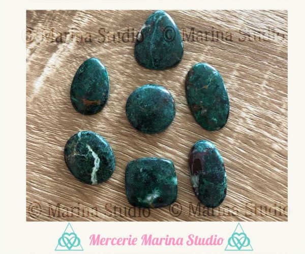 Lot de 7 cabochons en chrysocolle vert