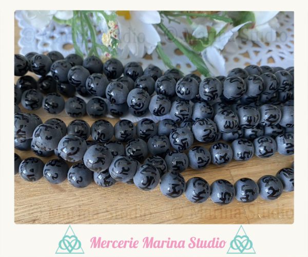 10 Perles en onyx avec mantra sanskrit 8mm