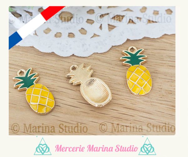 Superbe Breloque ananas couleur doré et émail 23x12mm