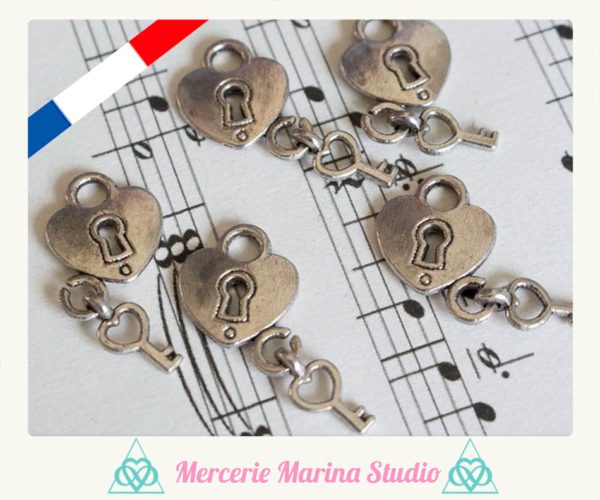 10 jolies breloques coeur et clé en argent tibétain 26x13mm