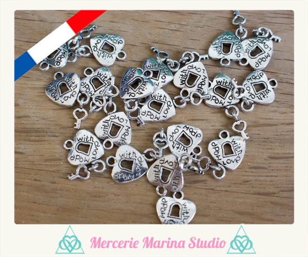 10 breloques coeur made with love avec clé en argent tibétain