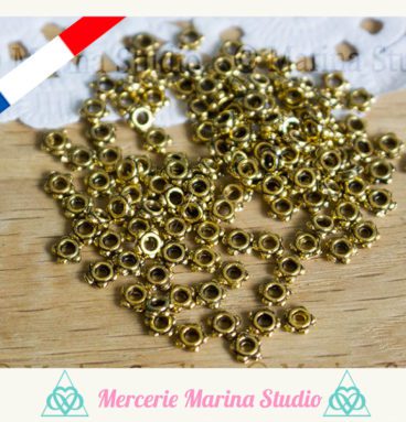 Lot de 20 jolies perles intercalaires fleur doré 4mm